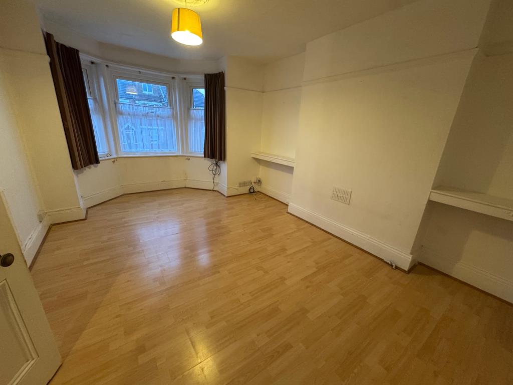 Lot: 129 - FREEHOLD ARRANGED AS TWO DWELLINGS WITH PARKING - Upper maisonette Living room